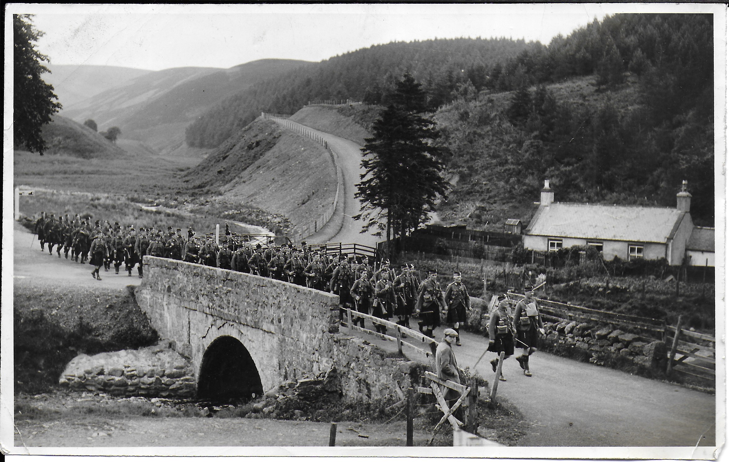 Gordons in countryside ww2